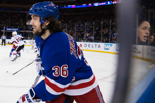 Ett fan hejar på New Yorks Mats Zuccarello när han