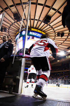 Ottawas Erik Karlsson på väg in till isen