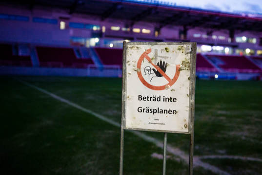 Skylt med texten Beträd inte gräsplanen på plan