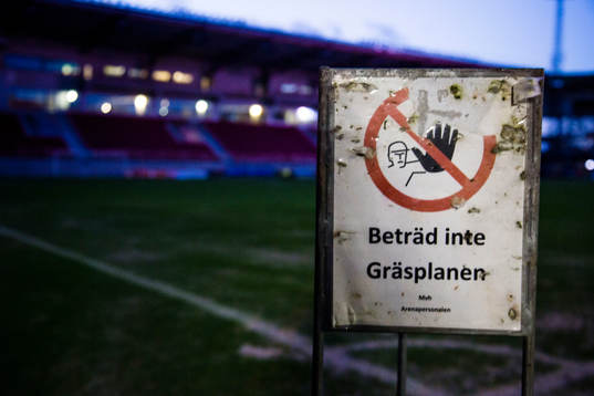 Skylt med texten Beträd inte gräsplanen på plan