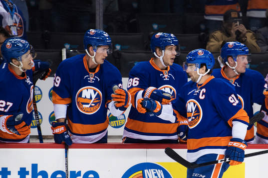 New Yorks John Tavares jublar med lagkamrater