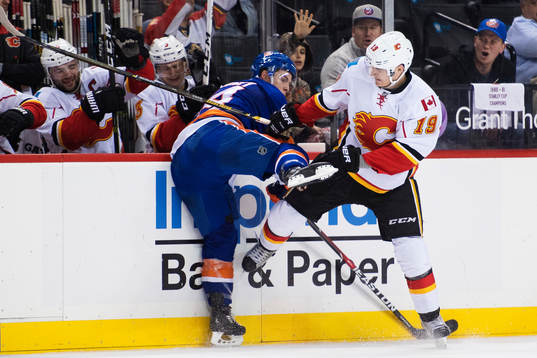 New Yorks Thomas Hickey tacklas av Calgarys Matthew Tkachuk