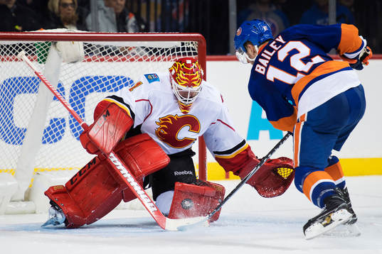 Calgarys målvakt Brian Elliott räddar ett friläge från