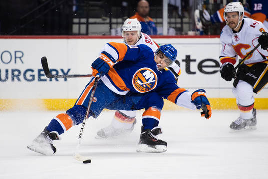 Calgarys Matt Stajan stoppar New Yorks Shane Prince