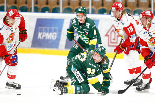 Björklövens Marcus Jonsson ligger på isen