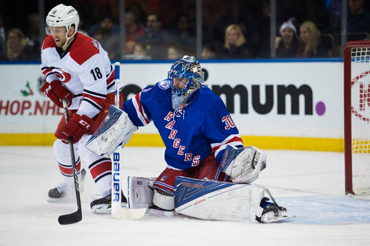 Carolinas Jay McClement framför New Yorks målvakt Henrik