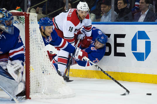 New Yorks Dan Girardi och Ryan McDonagh utmanas av