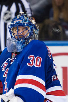New Yorks målvakt Henrik Lundqvist räddar ett skott