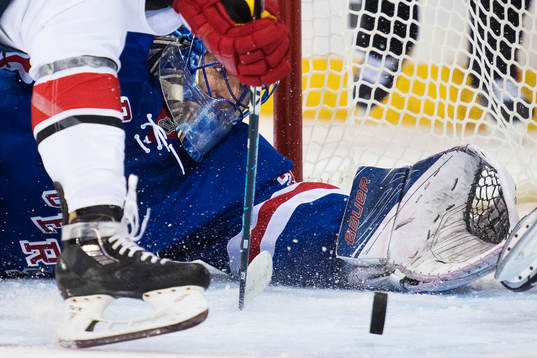 New Yorks målvakt Henrik Lundqvist räddar ett skott