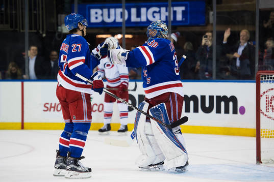 New Yorks Ryan McDonagh och målvakt Henrik Lundqvist jublar