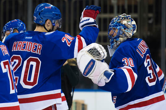 New Yorks Chris Kreider och målvakt Henrik Lundqvist jublar