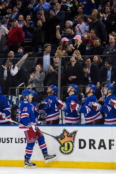 New Yorks Jimmy Vesey jublar med lagkamrater