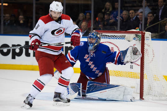 Carolinas Elias Lindholm framför New Yorks målvakt Henrik