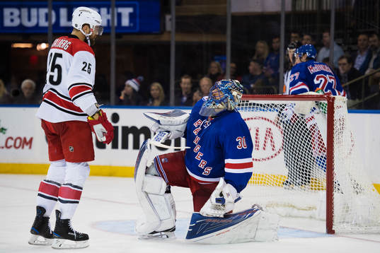 Carolinas Viktor Stålberg pratar med New Yorks målvakt