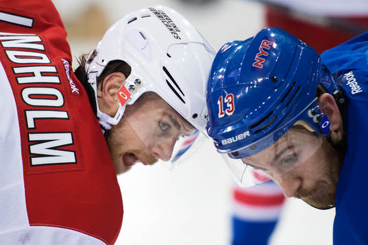 Carolinas Elias Lindholm tekar mot New Yorks Kevin Hayes