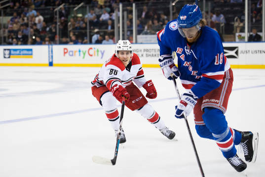 Carolinas Teuvo Teravainen utmanar New Yorks Marc Staal