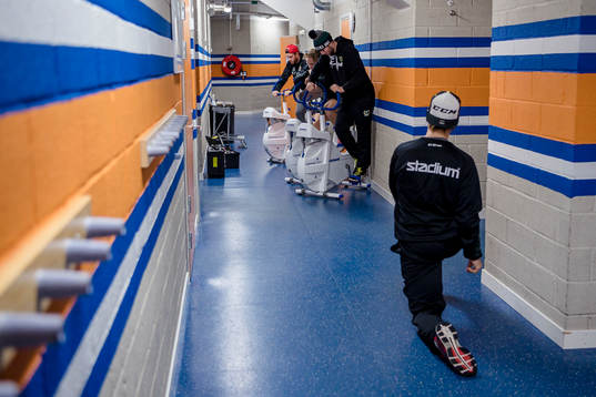 Färjestads spelare värmer upp före ishockeymatchen i SHL