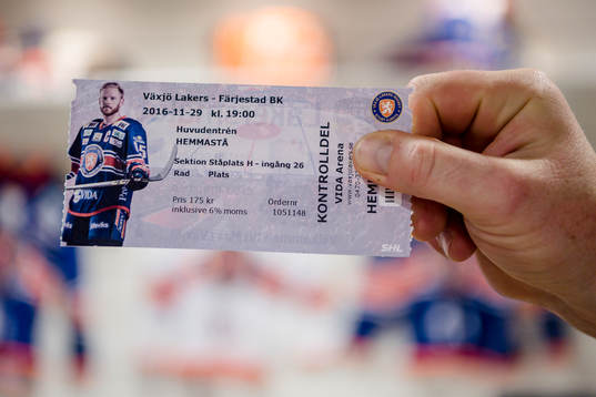 Matchbiljett före ishockeymatchen i SHL mellan Växjö och