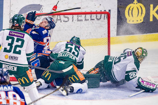 Växjös Joakim Hillding kraschar in i målburen samtidigt