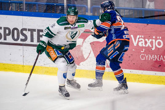 Färjestads Andreas Jämtin tacklar Växjös Cory Murphy