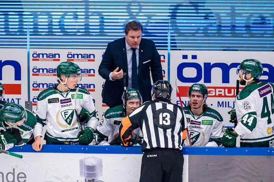Färjestads Tränare Leif Carlsson pratar med Domare Morgan