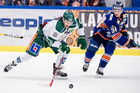 Färjestads Joakim Nygård jagas Växjös Olli Palola