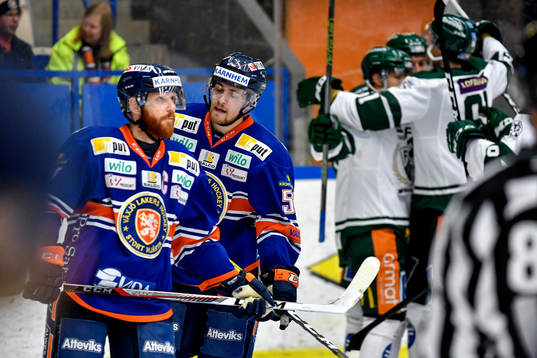 Växjös Liam Reddox och Arvid Lundberg deppar