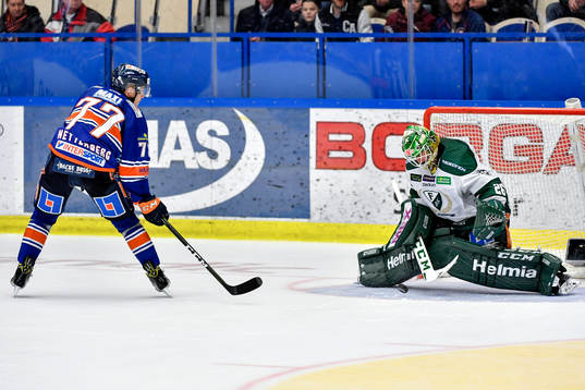 Färjestads målvakt Stefan Steen räddar en straff från