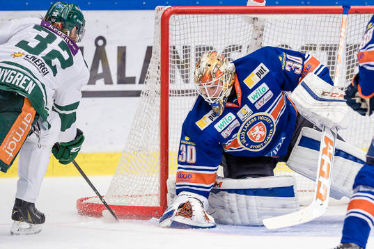 Växjös målvakt Joacim Eriksson blockerar pucken