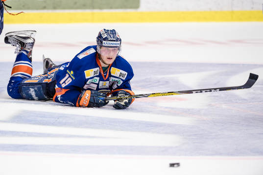 Växjös Tuomas Kiiskinen ligger på isen
