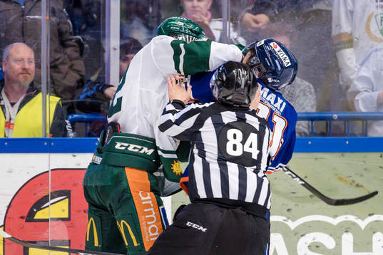 Gruff mellan Färjestads Per Åslund och Växjös Cory