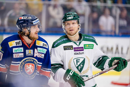 Växjös Erik Josefsson pratar med Färjestads Andreas