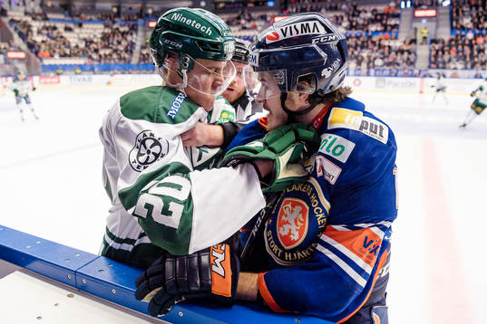 Gruff mellan Färjestads Joel Eriksson Ek och Växjös