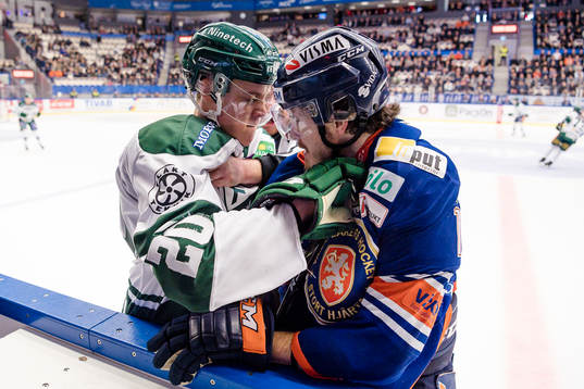 Gruff mellan Färjestads Joel Eriksson Ek och Växjös