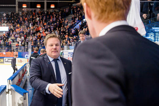 Färjestads Tränare Leif Carlsson hälsar på Växjös