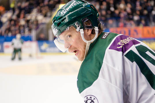 Färjestads Andreas Jämtin skriker mot Växjös bås