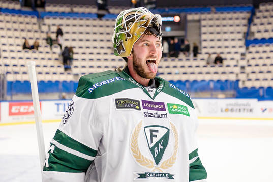 Färjestads målvakt Stefan Steen sträcker ut tungan