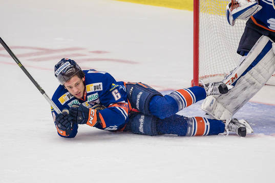 Växjös Eric Martinsson faller