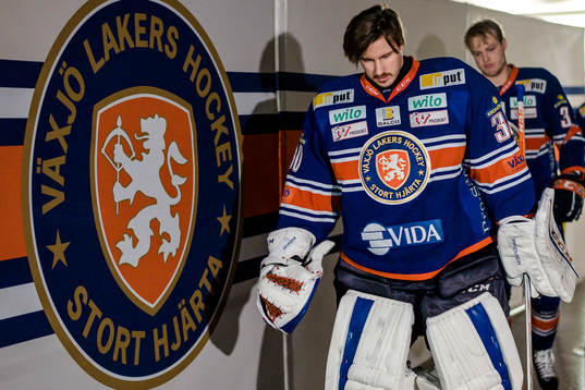 Växjös målvakt Joacim Eriksson före ishockeymatchen i