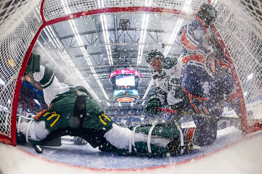 Växjös Joakim Hillding gör mål 1-0 och kraschar in i