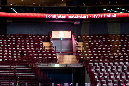 s spelarbuss sitter fast i bilköer