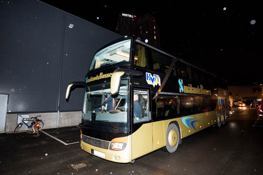 s spelarbuss anländer försenad och ordinarie matchstart