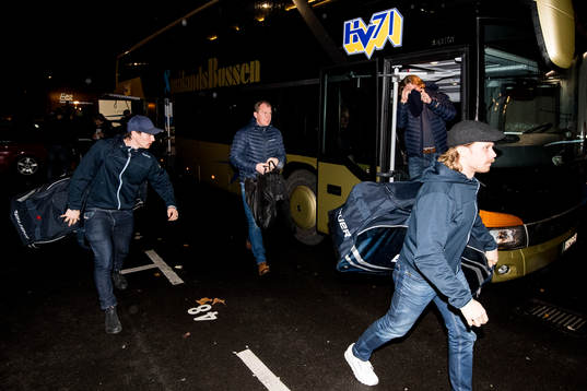 s tränare Johan Lindbom (m) och spelare anländer