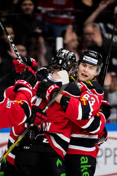 Malmö Redhawks Fredrik Händemark (th) jublar