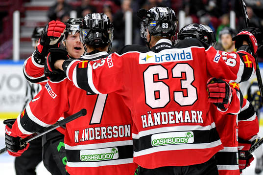 Malmö Redhawks Nils Andersson jublar med lagkamrater