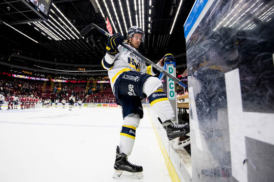 s Mattias Tedenby deppar när han lämnar isen