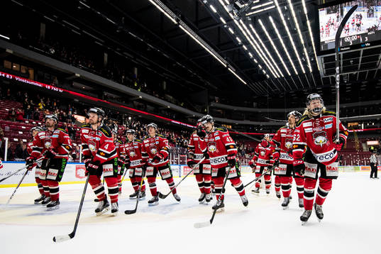 Malmö Redhawks spelare jublar mot publiken