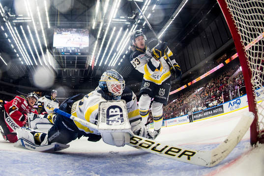 s målvakt Fredrik Pettersson-Wentzel kastar sig
