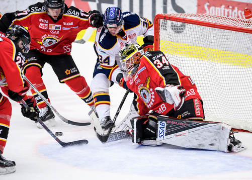 Djurgårdens Daniel Brodin försöker trycka in pucken