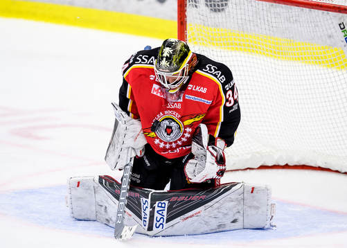 Luleås målvakt Joel Lassinatti räddar ett skott